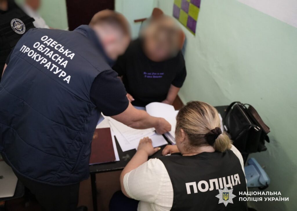 На Одещині мати та її співмешканець змушували шестирічного хлопчика зніматися у порноконтенті