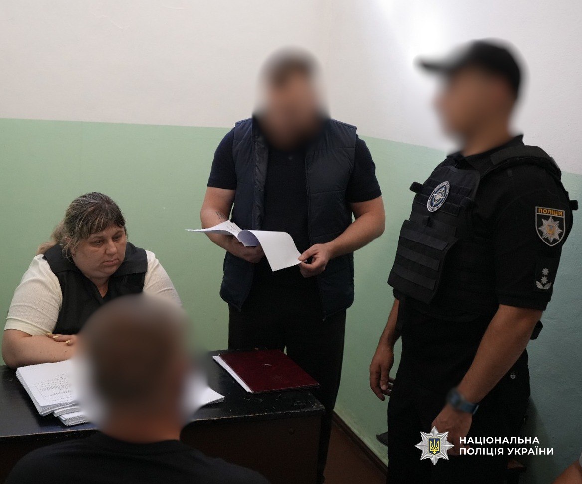 На Одещині мати та її співмешканець змушували шестирічного хлопчика зніматися у порноконтенті