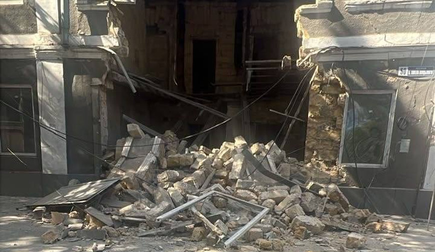В Одесі на вулиці Богдана Хмельницького обвалилася частина будівлі