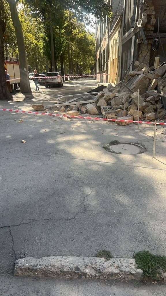 В Одесі на вулиці Богдана Хмельницького обвалилася частина будівлі