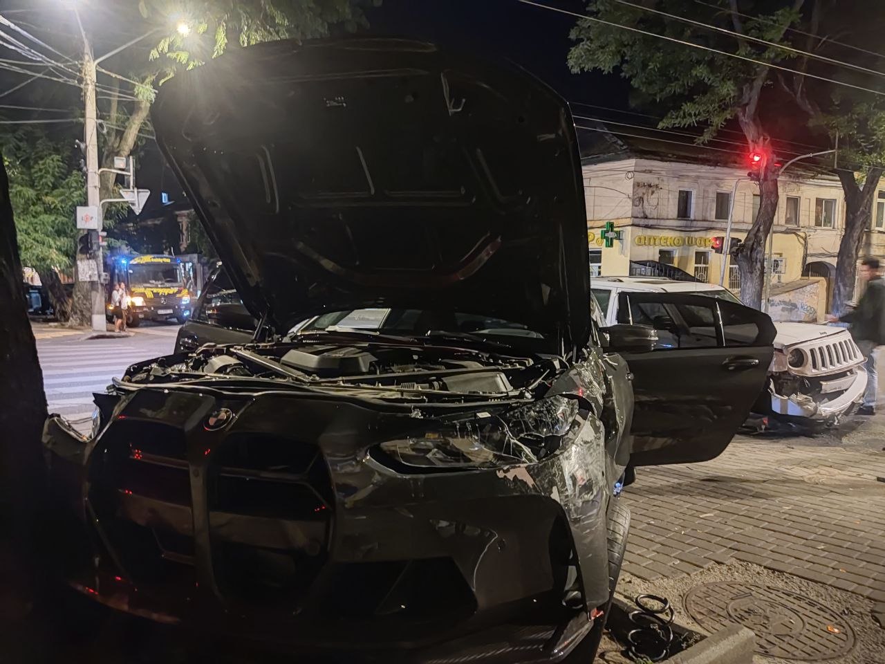 У центрі Одеси не поділили дорогу BMW та Jeep: кадри з місця аварії У центрі Одеси не поділили дорогу BMW та Jeep: кадри з місця аварії