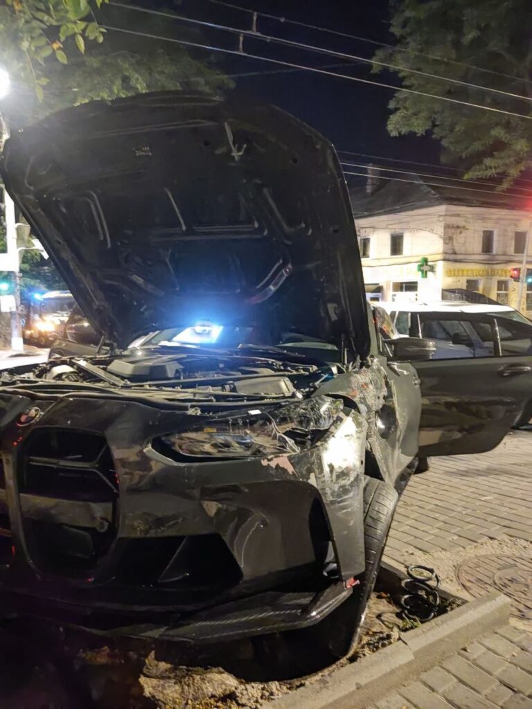 У центрі Одеси не поділили дорогу BMW та Jeep: кадри з місця аварії У центрі Одеси не поділили дорогу BMW та Jeep: кадри з місця аварії