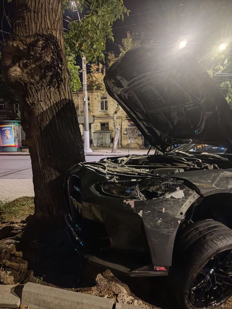 У центрі Одеси не поділили дорогу BMW та Jeep: кадри з місця аварії У центрі Одеси не поділили дорогу BMW та Jeep: кадри з місця аварії