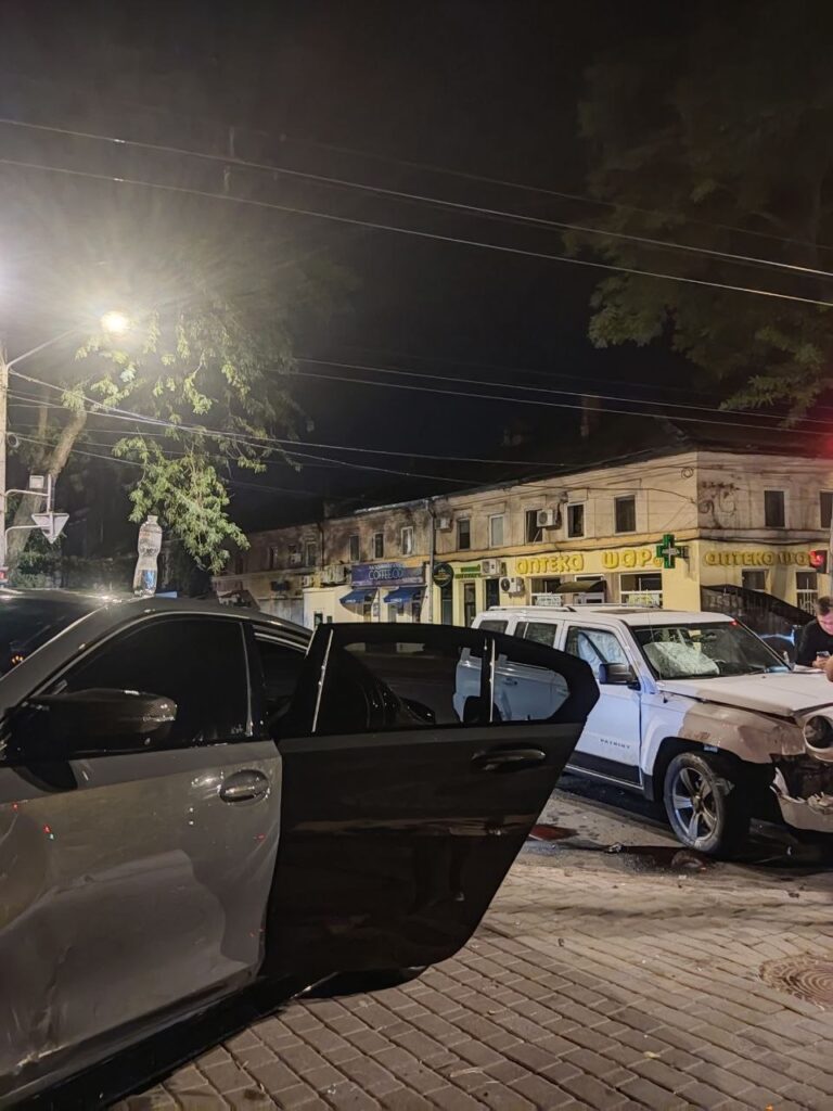 У центрі Одеси не поділили дорогу BMW та Jeep: кадри з місця аварії У центрі Одеси не поділили дорогу BMW та Jeep: кадри з місця аварії