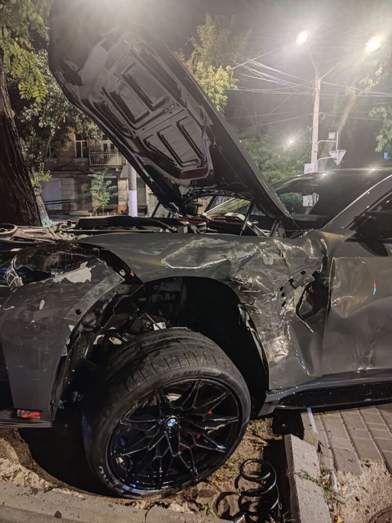 У центрі Одеси не поділили дорогу BMW та Jeep: кадри з місця аварії У центрі Одеси не поділили дорогу BMW та Jeep: кадри з місця аварії