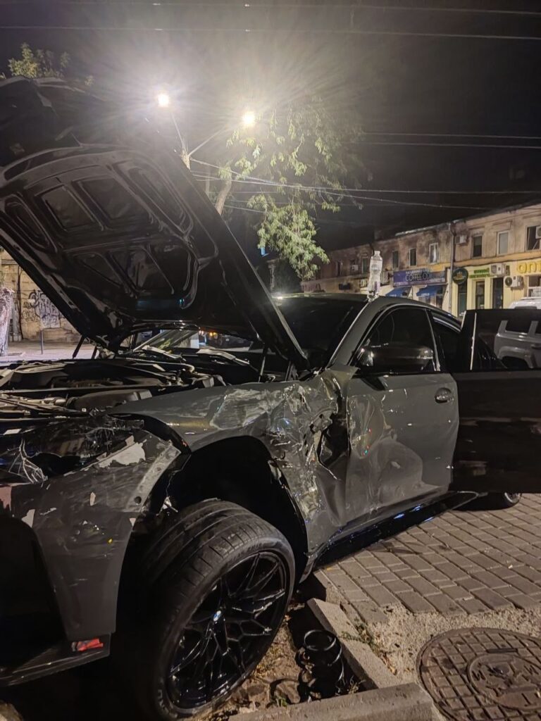 У центрі Одеси не поділили дорогу BMW та Jeep: кадри з місця аварії У центрі Одеси не поділили дорогу BMW та Jeep: кадри з місця аварії