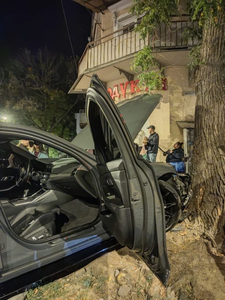 У центрі Одеси не поділили дорогу BMW та Jeep: кадри з місця аварії У центрі Одеси не поділили дорогу BMW та Jeep: кадри з місця аварії