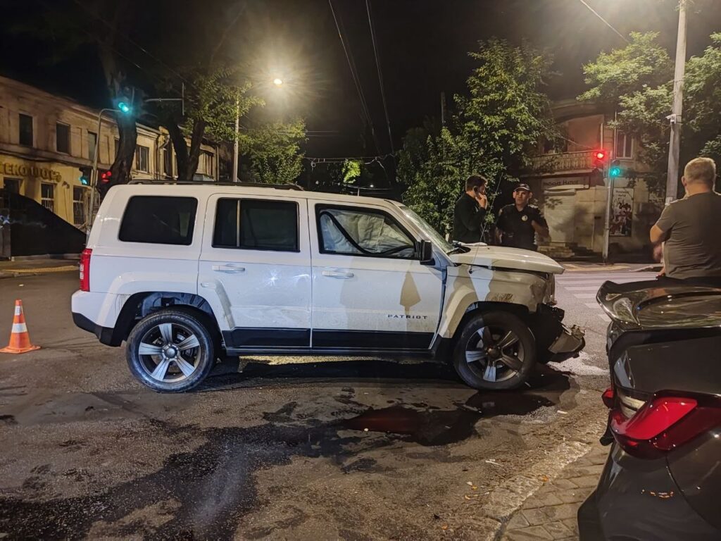 У центрі Одеси не поділили дорогу BMW та Jeep: кадри з місця аварії У центрі Одеси не поділили дорогу BMW та Jeep: кадри з місця аварії