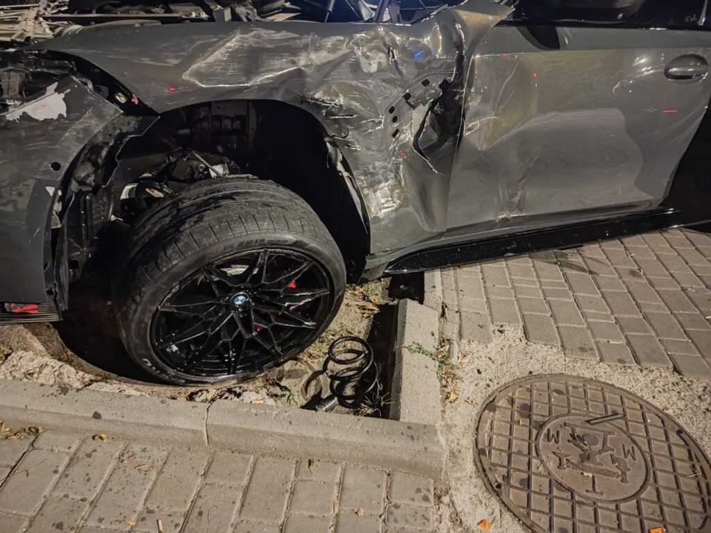 У центрі Одеси не поділили дорогу BMW та Jeep: кадри з місця аварії У центрі Одеси не поділили дорогу BMW та Jeep: кадри з місця аварії