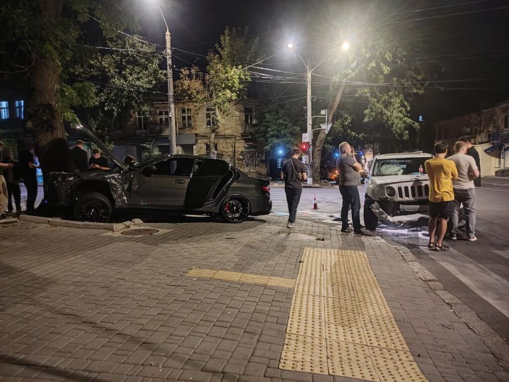 У центрі Одеси не поділили дорогу BMW та Jeep: кадри з місця аварії У центрі Одеси не поділили дорогу BMW та Jeep: кадри з місця аварії
