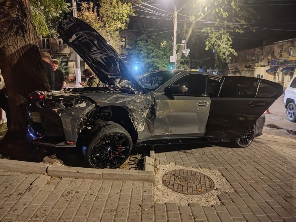 У центрі Одеси не поділили дорогу BMW та Jeep: кадри з місця аварії У центрі Одеси не поділили дорогу BMW та Jeep: кадри з місця аварії