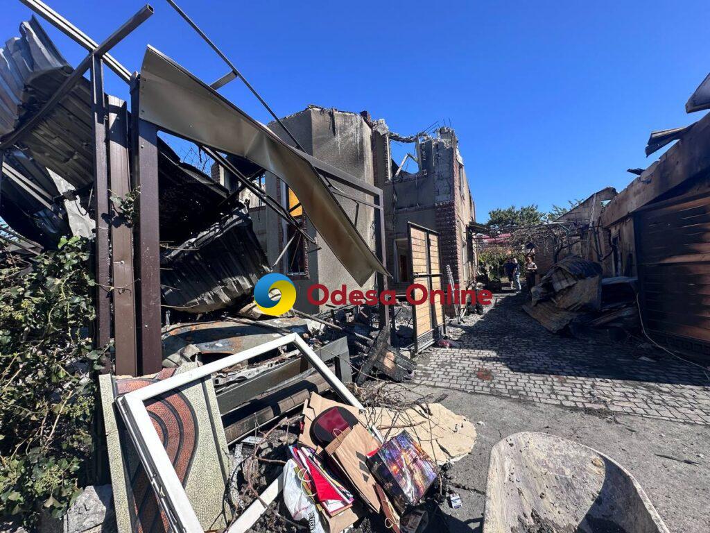 Ворожий БпЛА знищив будинок під Одесою: жінка отримала поранення