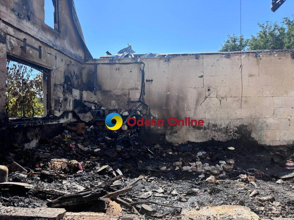 Ворожий БпЛА знищив будинок під Одесою: жінка отримала поранення