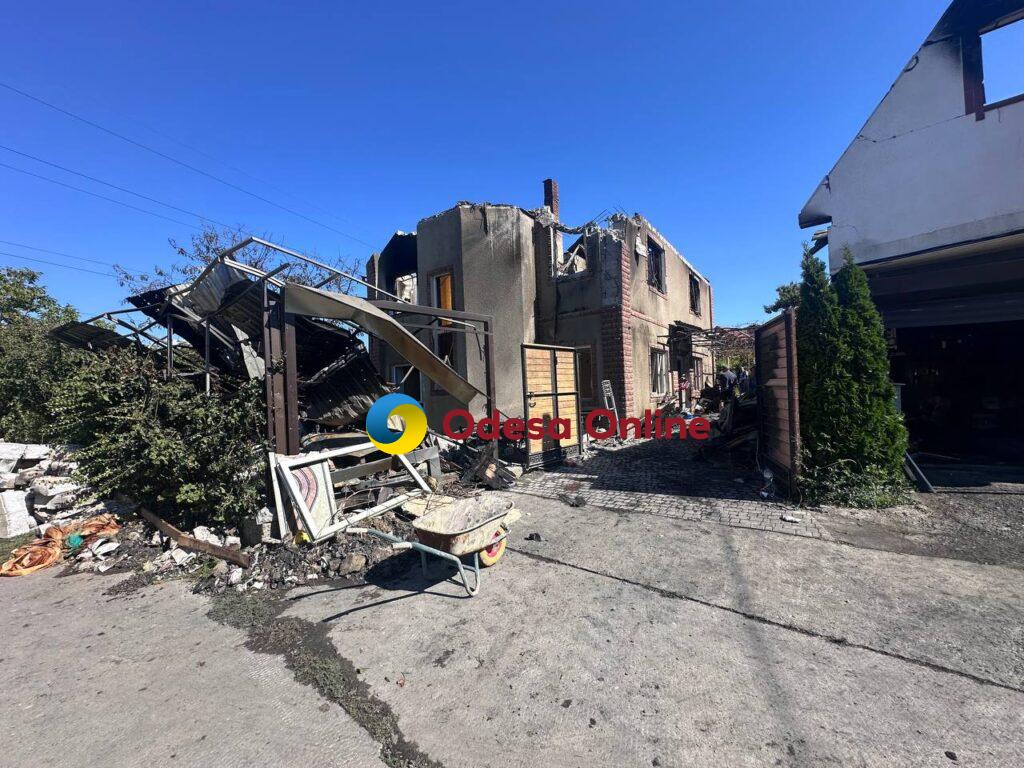 Ворожий БпЛА знищив будинок під Одесою: жінка отримала поранення