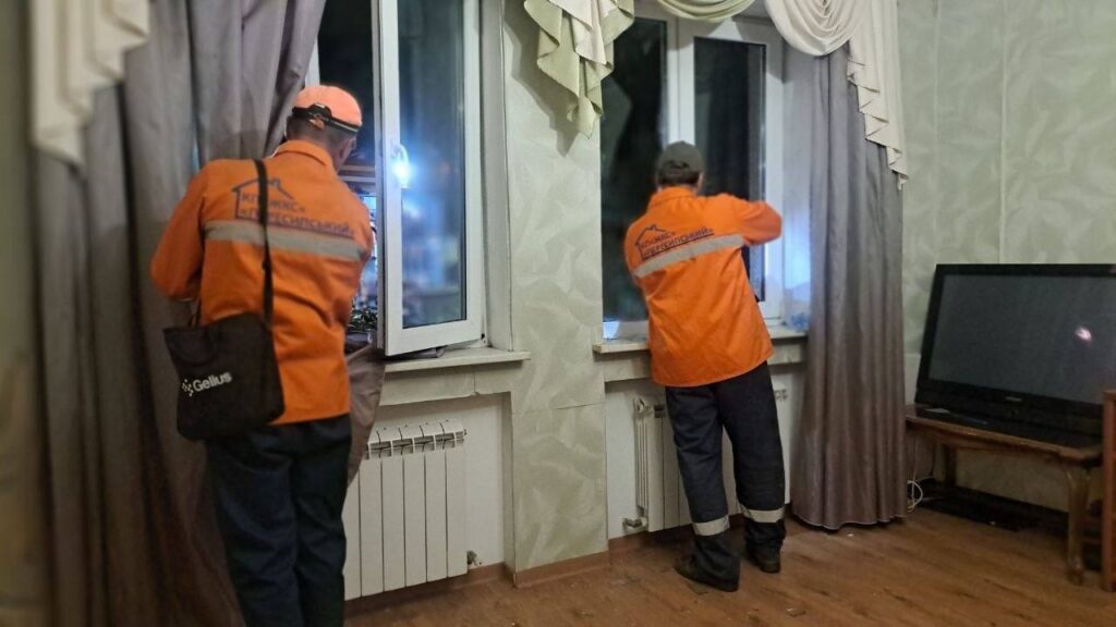 Одеса оговтується від чергової атаки: комунальники закривають пошкоджені вікна