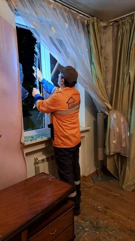 Одеса оговтується від чергової атаки: комунальники закривають пошкоджені вікна
