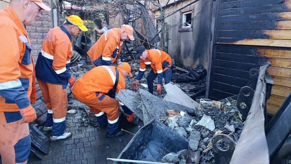 Одеса оговтується від чергової атаки: комунальники закривають пошкоджені вікна