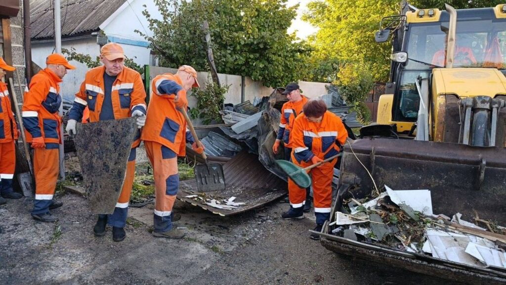 Одеса оговтується від чергової атаки: комунальники закривають пошкоджені вікна