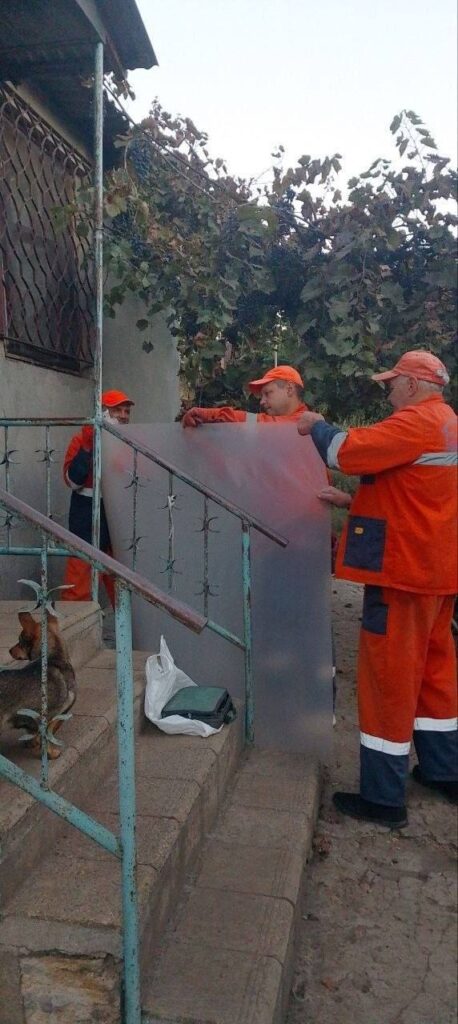 Одеса оговтується від чергової атаки: комунальники закривають пошкоджені вікна