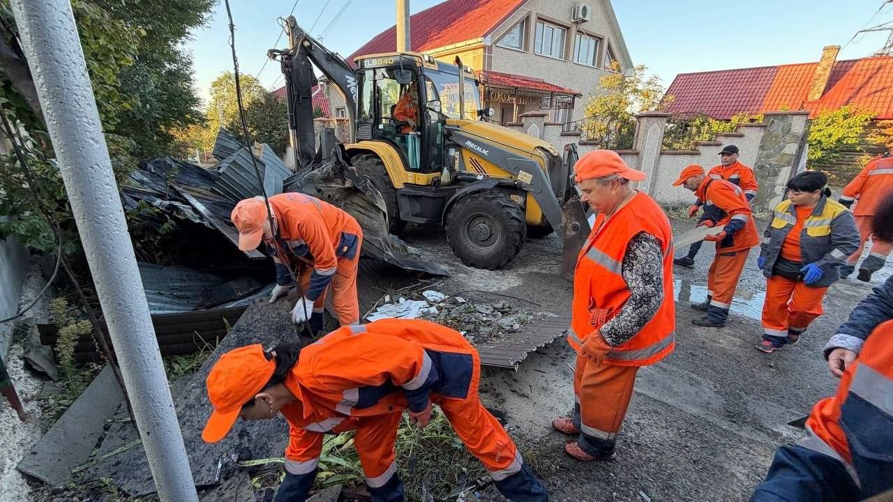 Одеса оговтується від чергової атаки: комунальники закривають пошкоджені вікна