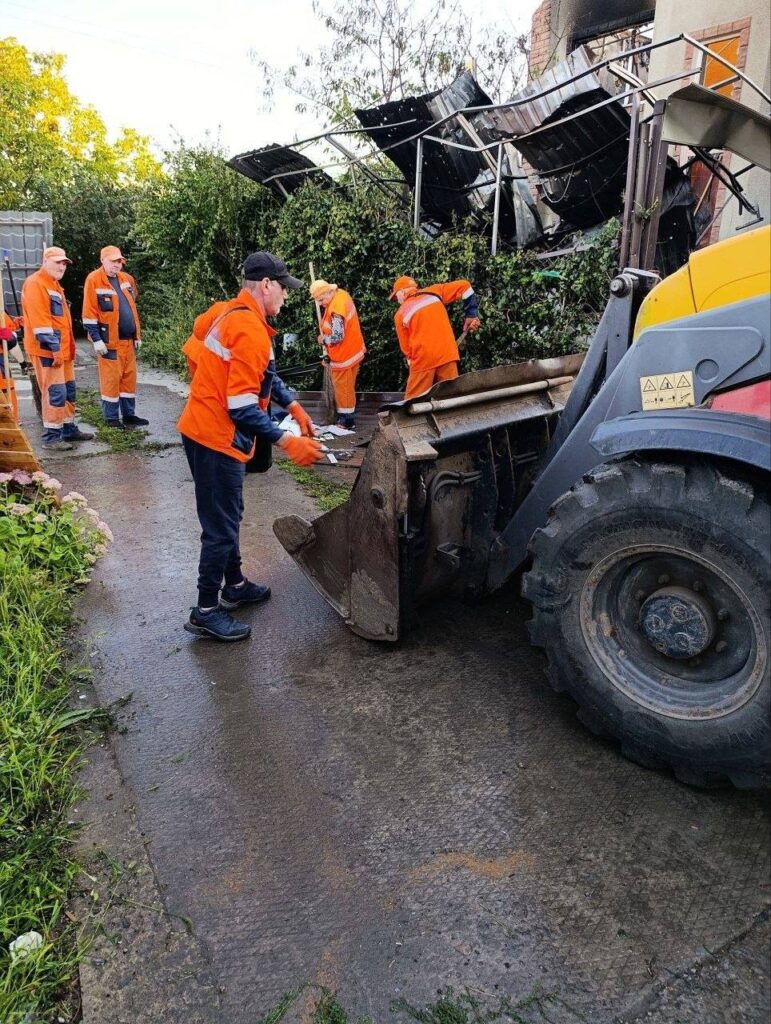 Одеса оговтується від чергової атаки: комунальники закривають пошкоджені вікна
