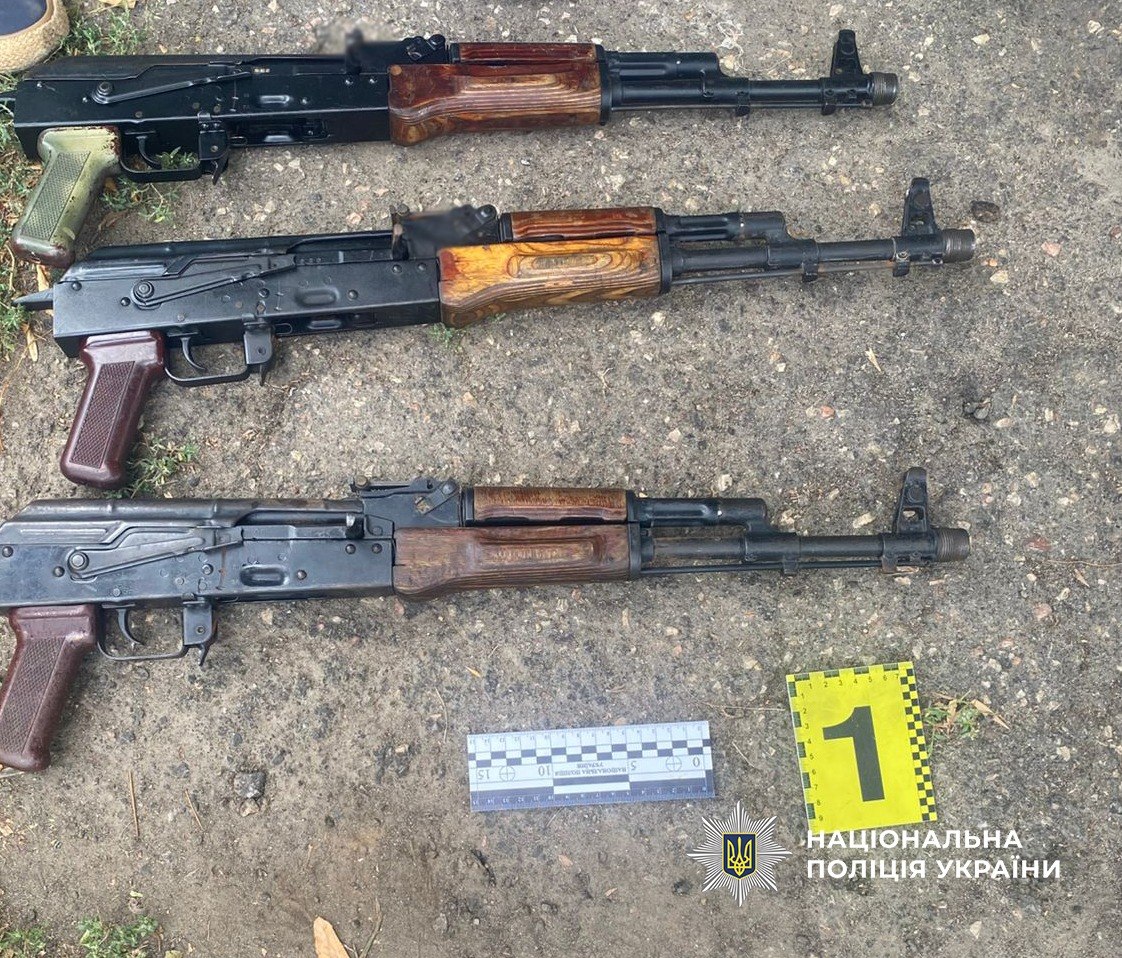 Автомати та набої: в Одесі затримали чоловіка під час продажу зброї
