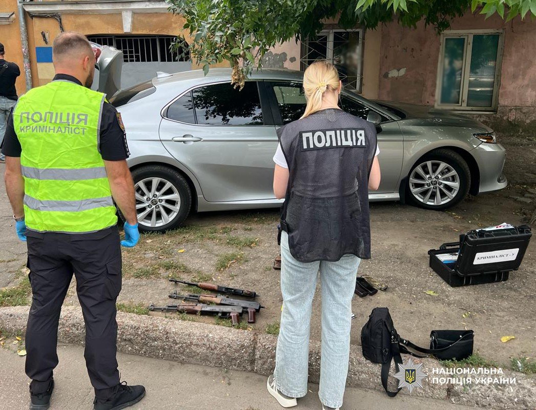 Автомати та набої: в Одесі затримали чоловіка під час продажу зброї