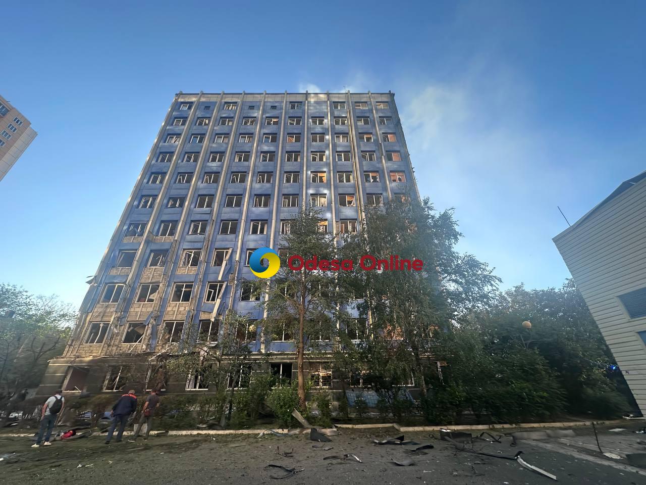 Обгорілий фасад і вибиті вікна: наслідки атаки РФ на центр Одеси (фото) Обгорілий фасад і вибиті вікна: наслідки атаки РФ на центр Одеси (фото)