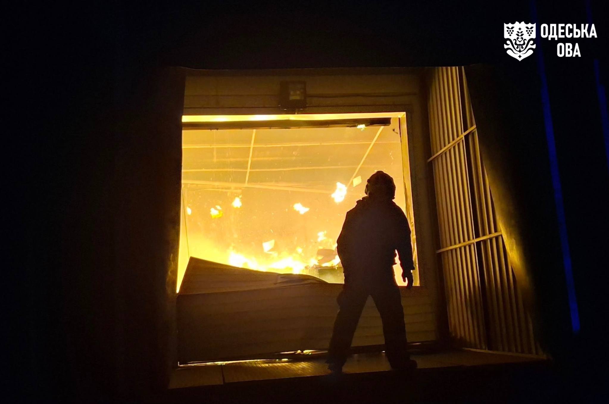 На Одещині внаслідок ворожого удару загорілися склади мережі супермаркетів (фото, відео)