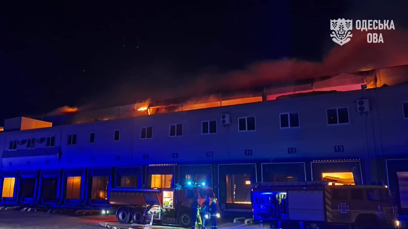 На Одещині внаслідок ворожого удару загорілися склади мережі супермаркетів (фото, відео)