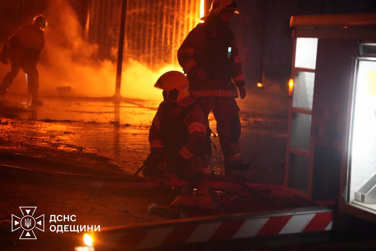 РФ атакувала цивільну інфраструктуру Одещини: спалахнула масштабна пожежа, сталося значне задимлення