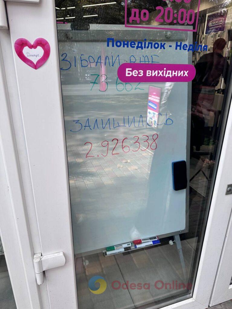Одесит оселився у вітрині магазину, щоб зібрати три мільйони гривень на медичний апарат для дітей