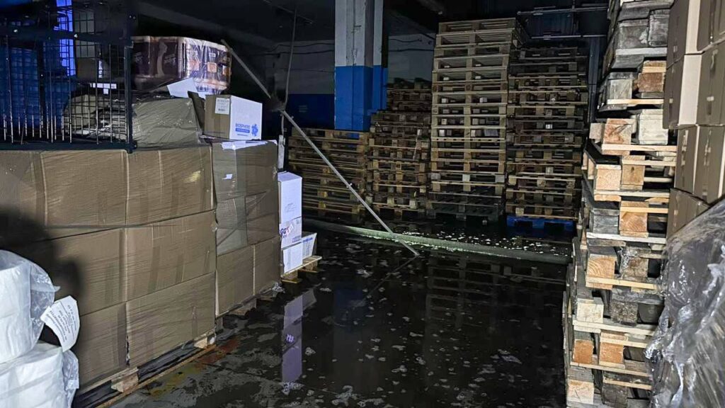 Ворог вдарив по продуктовим та медичним складам на Одещині: пожежу гасили кілька годин Враг ударил по продуктовым и медицинским складам в Одесской области