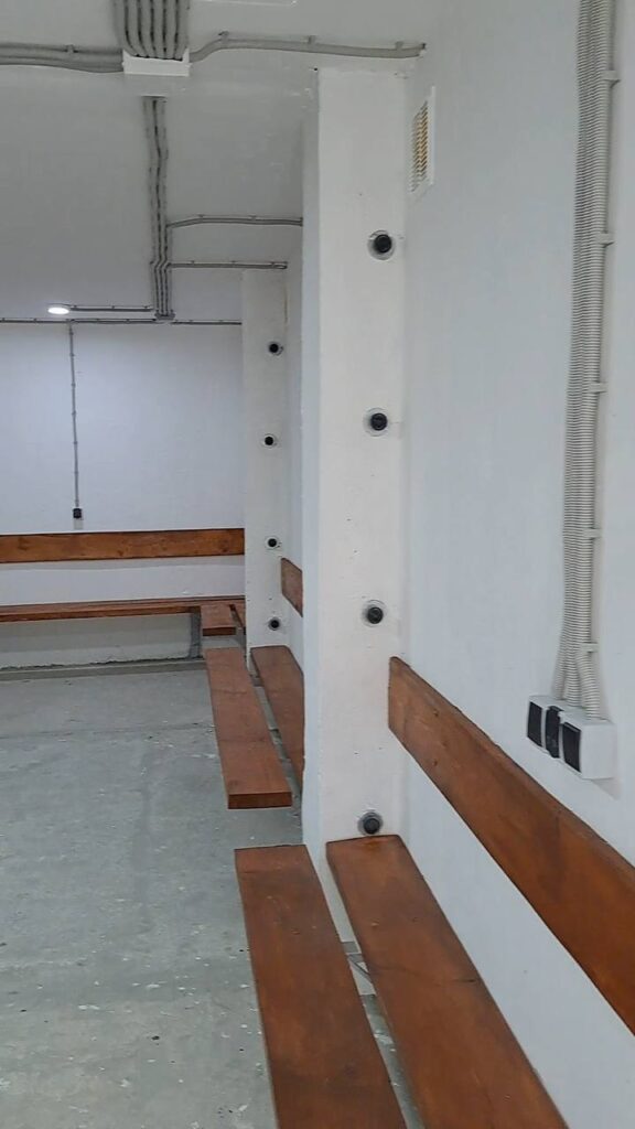 В Одесі на зупинках електротранспорту встановлюють мобільні укриття