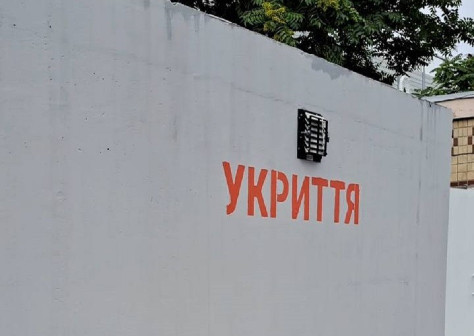 В Одесі на зупинках електротранспорту встановлюють мобільні укриття