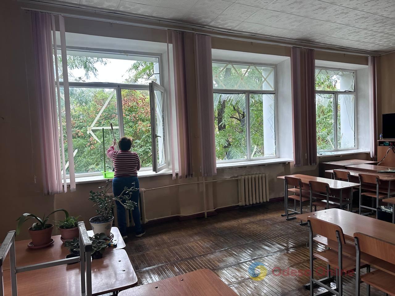 В Одессе в результате ночной атаки повреждена гимназия (фото) В Одессе в результате ночной атаки повреждена гимназия (фото)