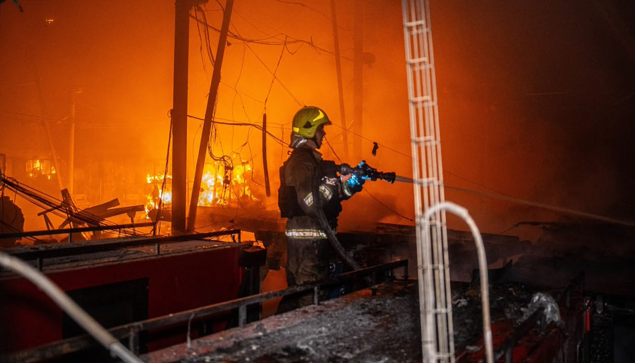 Рятувальники показали наслідки нічних ударів по Одеській області (фото, відео) Рятувальники показали наслідки нічних ударів по Одеській області (фото, відео)