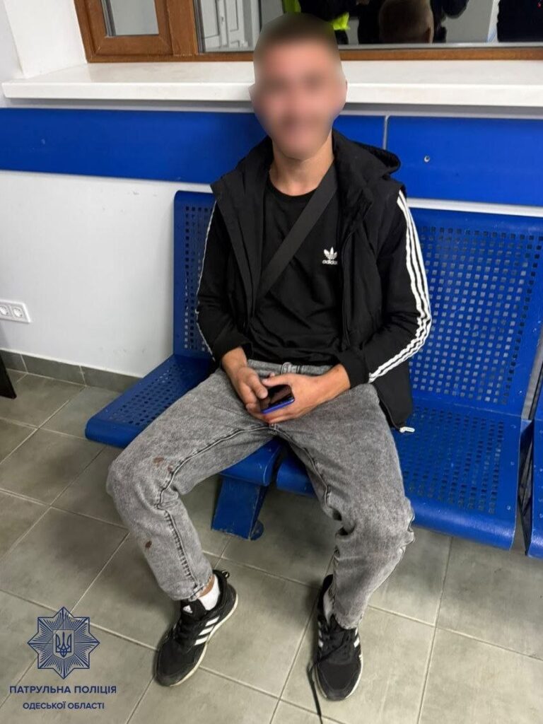 В Одессе мужчина избил женщину и повредил остановку В Одессе мужчина избил женщину и повредил остановку