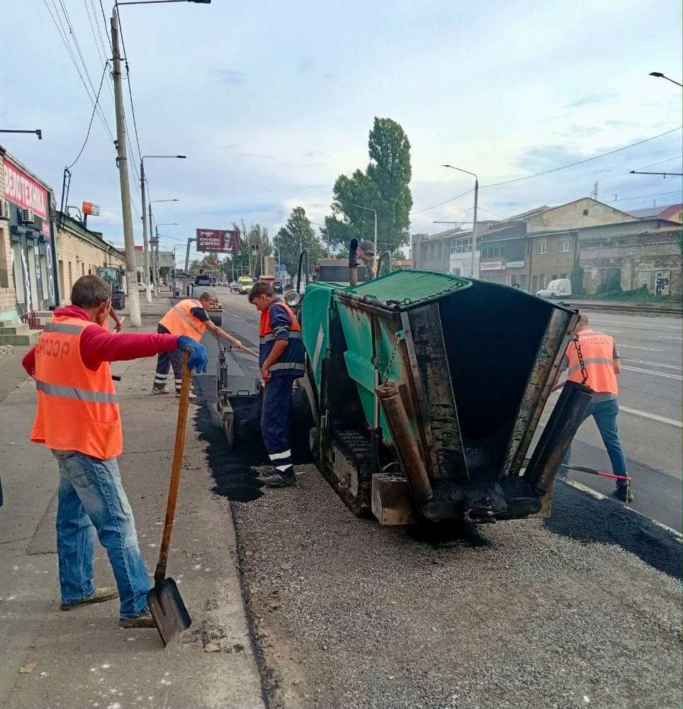 На Николаевской дороге в Одессе кладут асфальт