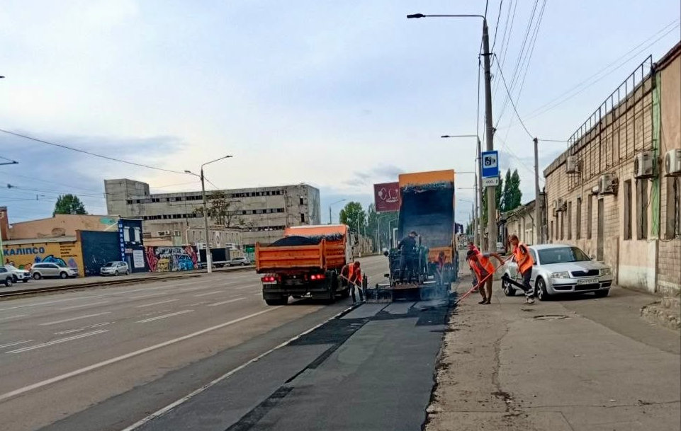 На Миколаївській дорозі в Одесі кладуть асфальт