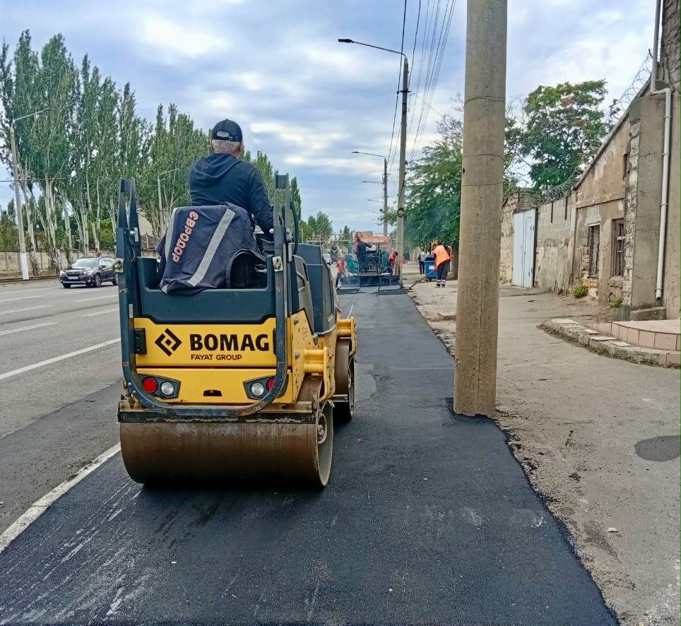 На Миколаївській дорозі в Одесі кладуть асфальт