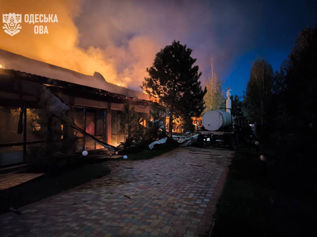 Ворожий удар по півдню Одещини: пошкоджені житлові будинки, готель та адмінбудівлі Ворожий удар по півдню Одещини: пошкоджені житлові будинки, готель та адмінбудівлі