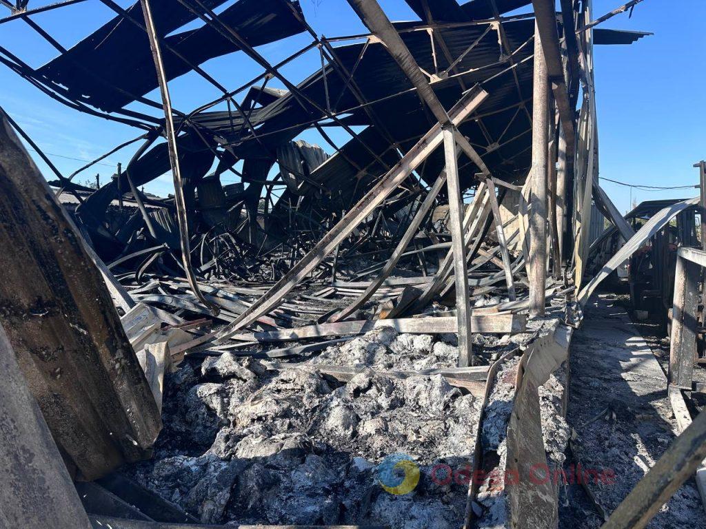 Ворожий удар знищив цех на Одещині: чотири людини в лікарні, двоє з них — у реанімації