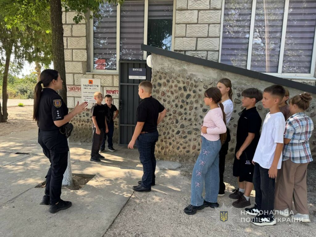 Правила безпеки в умовах війни: правоохоронці Одещини проводять уроки для школярів