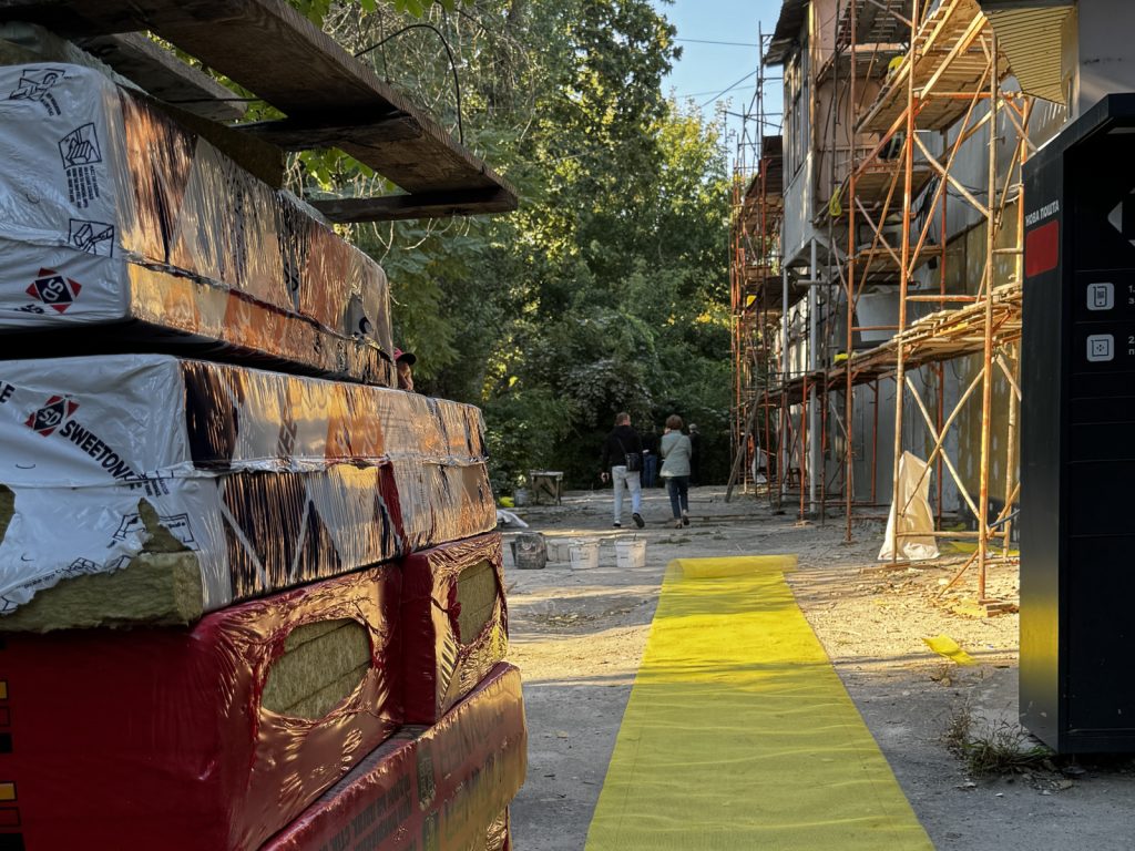 В Одесі відбудовують пошкоджений ворожими атаками будинок на проспекті Шевченка В Одессе восстанавливают поврежденный вражескими атаками дом на проспекте Шевченко