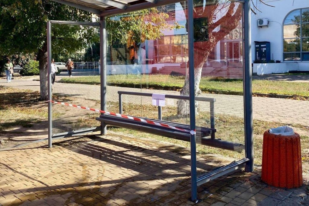 В Одессе в результате вражеских атак повреждены 17 остановок общественного транспорта