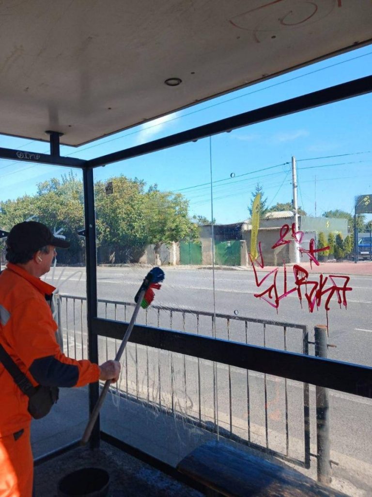 В Одессе в результате вражеских атак повреждены 17 остановок общественного транспорта
