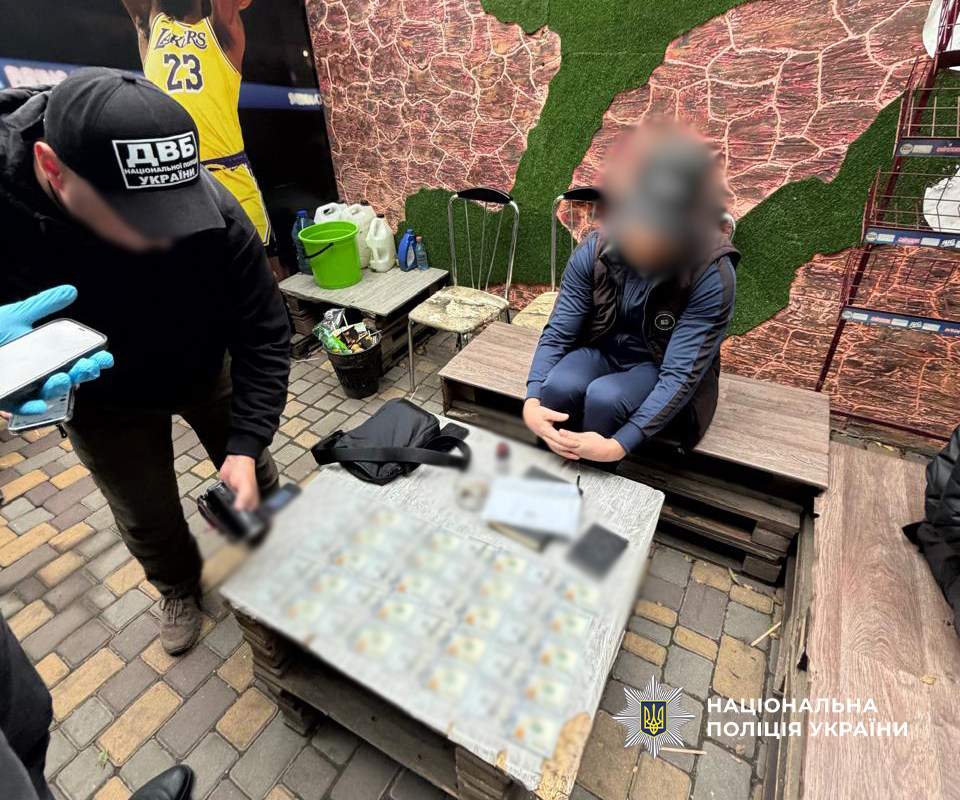 Пропонував хабар за «закриття» справи: жителя Одещини затримали за підкуп поліцейського Пропонував хабар за «закриття» справи: жителя Одещини затримали за підкуп поліцейського