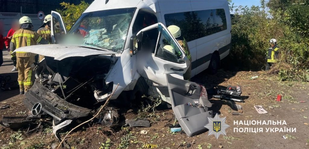 На Одещині мікроавтобус влетів у відбійник: одна людина загинула, семеро травмовані