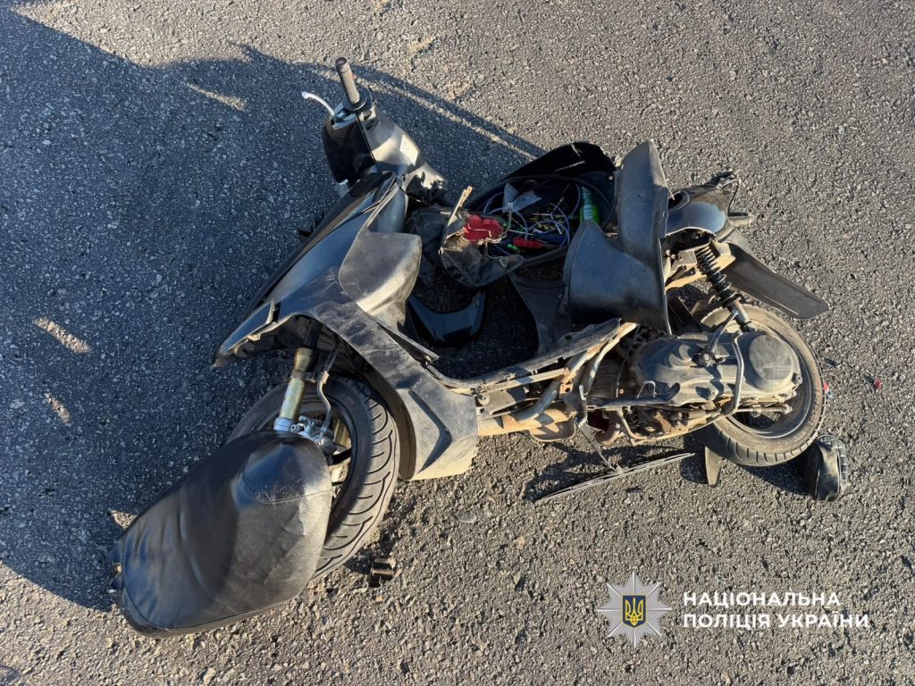 Під Одесою 13-річний керманич мопеда врізався в легковик: постраждали двоє дітей Під Одесою 13-річний керманич мопеда врізався в легковик: постраждали двоє дітей